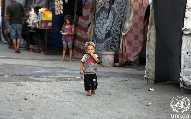 Ein vertriebenes Kind vor einem Zelt in einer Notunterkunft in Gaza