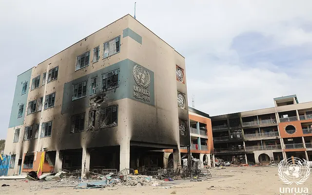Eine ausgebrannte und zerstörte UNRWA-Schule in Gaza