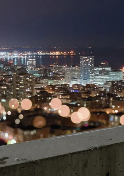 Die Skyline von Tel Aviv bei Nacht vom Rand eines Dachs