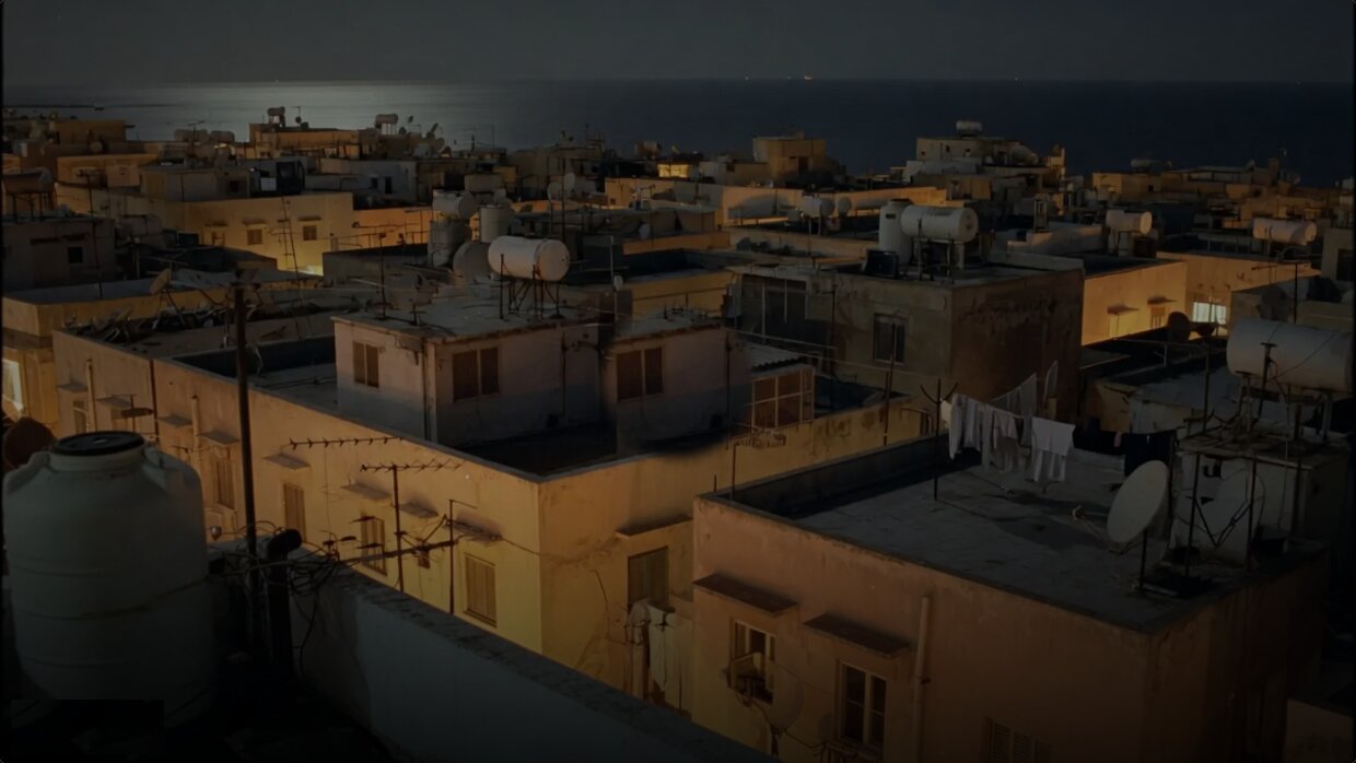 Dächer von Tel Aviv bei Nacht mit Wassertanks und Satellitenschüsseln